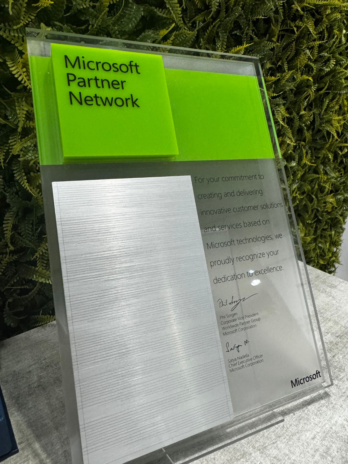 Placa de reconhecimento Microsoft Partner Network recebida pela Digitrix