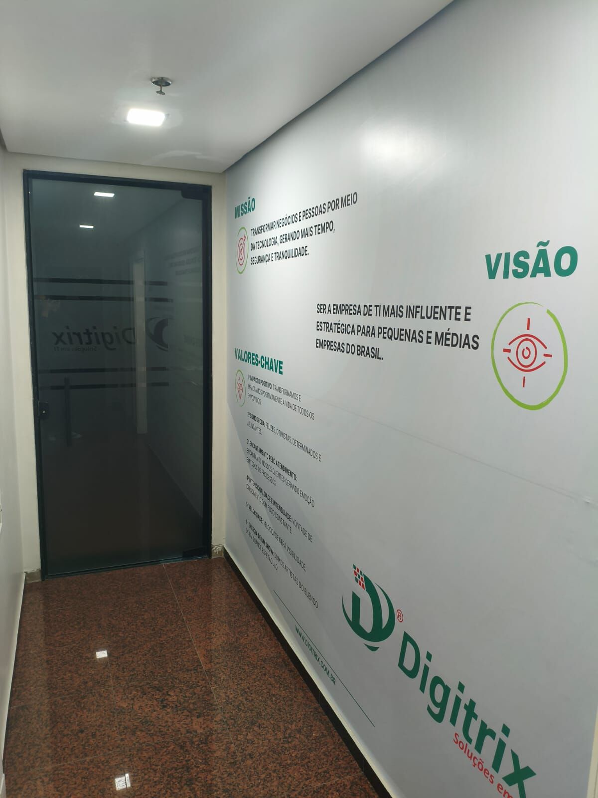 Parede institucional com missão, visão e valores da Digitrix IT